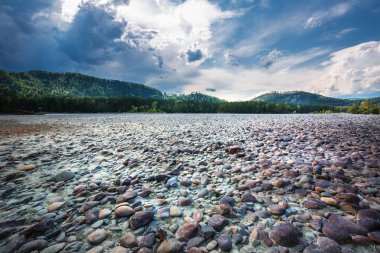 Yuvarlak taşlarla bared Katun nehir kıyısında. Dağ altay, Güney Sibirya, Rusya Federasyonu