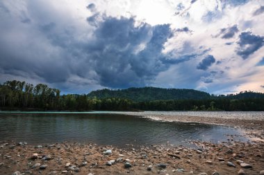 Yuvarlak taşlarla bared Katun nehir kıyısında. Dağ altay, Güney Sibirya, Rusya Federasyonu