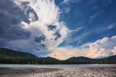 Yuvarlak taşlarla bared Katun nehir kıyısında. Dağ altay, Güney Sibirya, Rusya Federasyonu