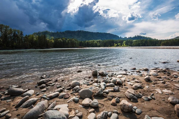 Yuvarlak taşlarla bared Katun nehir kıyısında. Dağ altay, Güney Sibirya, Rusya Federasyonu