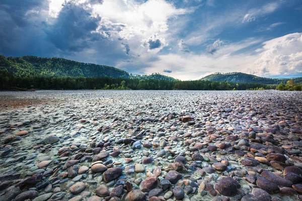 Yuvarlak taşlarla bared Katun nehir kıyısında. Dağ altay, Güney Sibirya, Rusya Federasyonu