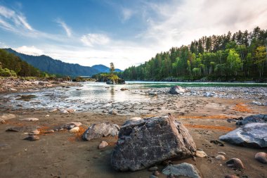 Dağ nehir Katun günbatımında dağlarla çevrili. Dağ altay, Güney Sibirya, Rusya Federasyonu