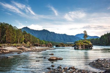 Dağ nehir Katun günbatımında dağlarla çevrili. Dağ altay, Güney Sibirya, Rusya Federasyonu