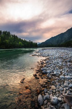 Dağ nehir Katun günbatımında dağlarla çevrili. Dağ altay, Güney Sibirya, Rusya Federasyonu