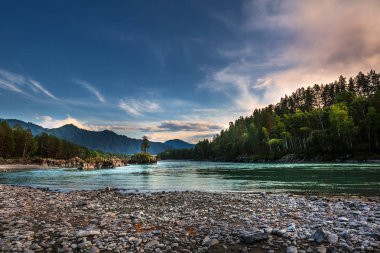 Dağ nehir Katun günbatımında dağlarla çevrili. Dağ altay, Güney Sibirya, Rusya Federasyonu