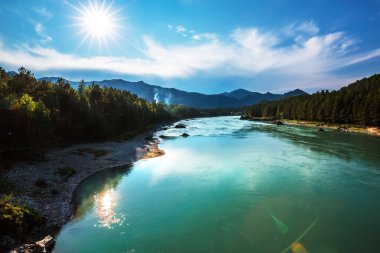 Köprüde Katun Nehri, Askat Köyü ve dağlar görünümden. Dağ altay, Güney Sibirya, Rusya Federasyonu
