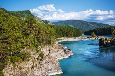 Katun nehrin kayalıklarla ve dağ manzarası. Dağ altay, Güney Sibirya, Rusya Federasyonu