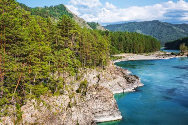 Katun nehrin kayalıklarla ve dağ manzarası. Dağ altay, Güney Sibirya, Rusya Federasyonu