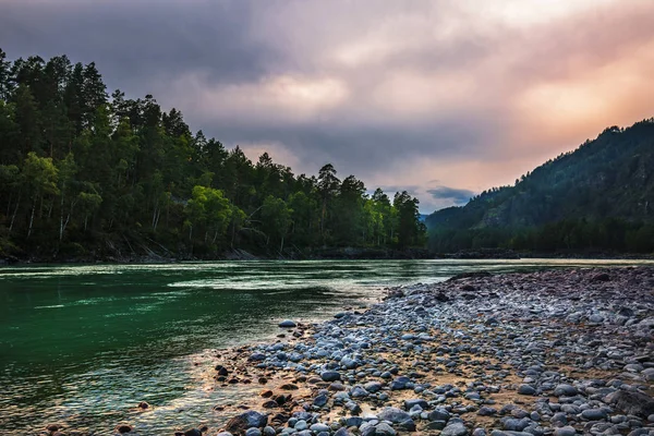 Dağ nehir Katun günbatımında dağlarla çevrili. Dağ altay, Güney Sibirya, Rusya Federasyonu