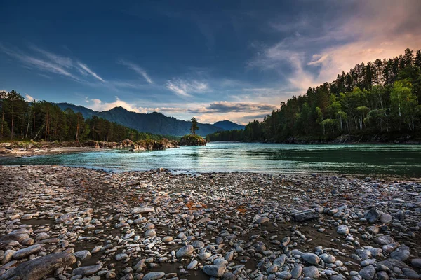 Dağ nehir Katun günbatımında dağlarla çevrili. Dağ altay, Güney Sibirya, Rusya Federasyonu