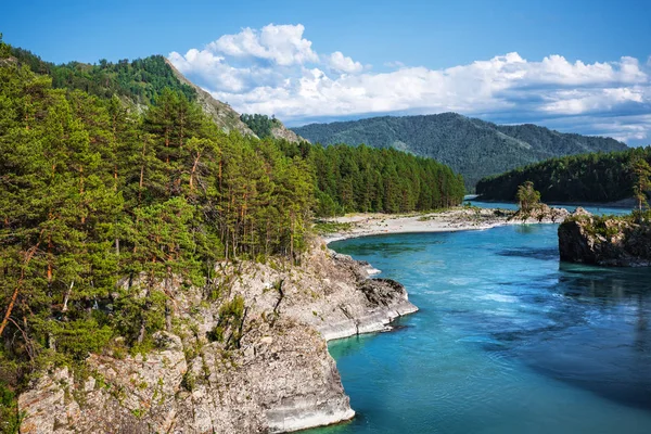 Katun nehrin kayalıklarla ve dağ manzarası. Dağ altay, Güney Sibirya, Rusya Federasyonu