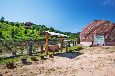 Altay Köyü, Gorny altay, Güney Sibirya, Rusya Federasyonu-25 Ağustos 2018: Botanik Bahçesi altay kholmogorie, çiçek dekorasyon topraklarının