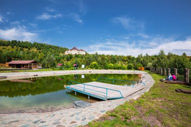 Altay Köyü, Gorny altay, Güney Sibirya, Rusya Federasyonu-25 Ağustos 2018: Botanik Bahçesi altay kholmogorie, dekoratif gölet