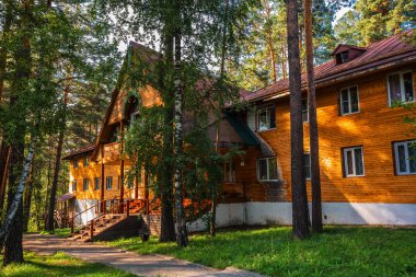 Katun turistik merkez, Katun nehir, Chemalsky district, Gorny altay, Güney Sibirya, Rusya Federasyonu-Ağustos 25, 2018: konut tatilcilerin ormandaki için