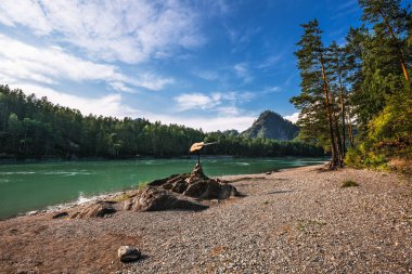 Katun turistik merkez, Katun nehir, Chemal district, Altay Dağları, Güney Sibirya, Rusya Federasyonu-Ağustos 25, 2018: gitar anıt banka nehrinde