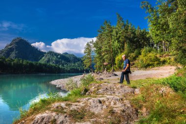 Katun turistik merkez, Katun nehir, Chemal district, Altay Dağları, Güney Sibirya, Rusya Federasyonu-Ağustos 25, 2018: sahile Katun Nehri yakınında görünümünü
