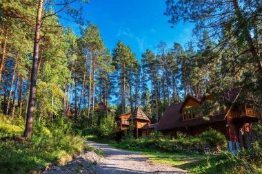 Katun turistik merkez, Katun nehir, Chemalsky district, Gorny altay, Güney Sibirya, Rusya Federasyonu-Ağustos 25, 2018: konut tatilcilerin ormandaki için