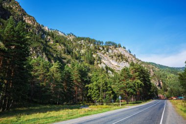 Altay Dağları, Güney Sibirya, Rusya Federasyonu-25 Ağustos, 2018: altay dağ alanları ile asfalt yol
