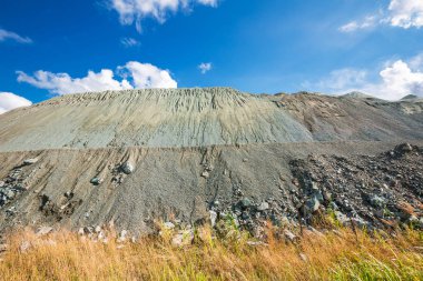 Dağlar yüksek kaliteli ezilmiş taş üretiminde doğal taş. Toguchinsky district, Novosibirsk bölgesi, Batı Sibirya, Rusya Federasyonu