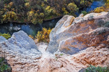 Tortul çıkışını Sipuniha ırmakları kadim Okyanus kayalar. Iskitim district, Novosibirsk bölgesi, Batı Sibirya, Rusya Federasyonu