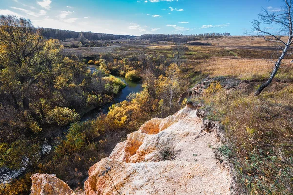 古代の海の堆積岩 Sipuniha の川の出力 西シベリア ロシア ノボシビルスク地方 Iskitim — ストック写真