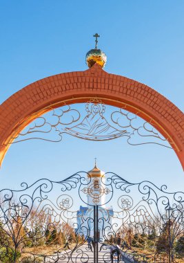 Bir kent tipi yerleşim Kolivan, Kolyvan bölgesi, Novosibirsk Oblastı, Batı Sibirya, Rusya Federasyonu - 27 Ekim 2018: Alexander Nevsky manastır Piskopos şefaat