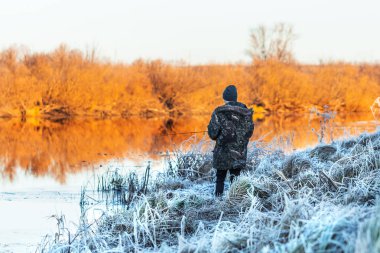 Chik nehir, Kolyvan bölge, Novosibirsk bölgesi, Batı Sibirya, Rusya Federasyonu-Ekim 27, 2018: balıkçı sonbahar nehir Balık tutma iplik üzerinde