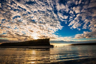 Sonbahar gündoğumu Ob Nehri. Aydınlatma geri. Verkh-Suzun, Suzun bölge, Novosibirsk bölgesi, Batı Sibirya, Rusya Federasyonu