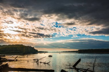 Sonbahar gündoğumu Ob Nehri. Aydınlatma geri. Verkh-Suzun, Suzun bölge, Novosibirsk bölgesi, Batı Sibirya, Rusya Federasyonu