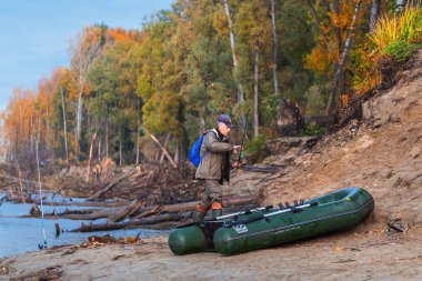 OB Nehri, Verkh-Suzun, Suzun ilçe, Novosibirsk bölgesi, Batı Sibirya, Rusya Federasyonu-22, Eylül 2018: banka nehrinde balıkçı ve şişme boat