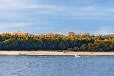 OB Nehri, Verkh-Suzun, Suzun ilçe, Novosibirsk bölgesi, Batı Sibirya, Rusya Federasyonu-22, Eylül 2018: Pvc motorlu tekne nehirde yüzen