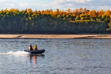 OB Nehri, Verkh-Suzun, Suzun ilçe, Novosibirsk bölgesi, Batı Sibirya, Rusya Federasyonu-22, Eylül 2018: Pvc motorlu tekne nehirde yüzen