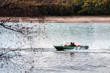 OB Nehri, Verkh-Suzun, Suzun ilçe, Novosibirsk bölgesi, Batı Sibirya, Rusya Federasyonu-22, Eylül 2018: alüminyum motorlu tekne nehirde yüzen