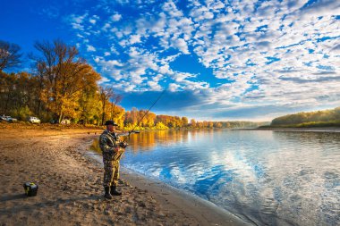 OB Nehri, Verkh-Suzun, Suzun ilçe, Novosibirsk bölgesi, Batı Sibirya, Rusya Federasyonu-22, Eylül 2018: sonbahar Nehri üzerinde iplik ile balıkçı