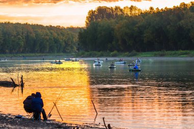 OB Nehri, Verkh-Suzun, Suzun ilçe, Novosibirsk bölgesi, Batı Sibirya, Rusya Federasyonu-22, Eylül 2018: şişme bot balıkçılar sabah balık yakalamak