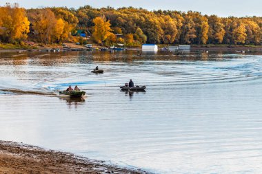 OB Nehri, Verkh-Suzun, Suzun ilçe, Novosibirsk bölgesi, Batı Sibirya, Rusya Federasyonu-22, Eylül 2018: balıkçı tekne ile sonbahar manzara