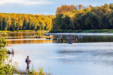 OB Nehri, Verkh-Suzun, Suzun ilçe, Novosibirsk bölgesi, Batı Sibirya, Rusya Federasyonu-22, Eylül 2018: şişme bot balıkçılar sabah balık yakalamak