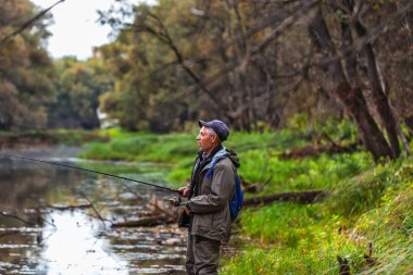OB Nehri, Verkh-Suzun, Suzun ilçe, Novosibirsk bölgesi, Batı Sibirya, Rusya Federasyonu-22, Eylül 2018: sonbahar Nehri üzerinde iplik ile balıkçı
