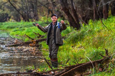 OB Nehri, Verkh-Suzun, Suzun ilçe, Novosibirsk bölgesi, Batı Sibirya, Rusya Federasyonu-22, Eylül 2018: sonbahar Nehri üzerinde iplik ile balıkçı