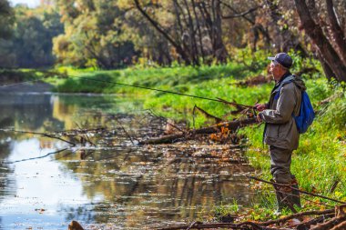 OB Nehri, Verkh-Suzun, Suzun ilçe, Novosibirsk bölgesi, Batı Sibirya, Rusya Federasyonu-22, Eylül 2018: sonbahar Nehri üzerinde iplik ile balıkçı