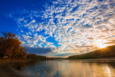 Sonbahar nehir manzarası. OB, Suzun bölge, Novosibirsk bölgesi, Batı Sibirya, Rusya Federasyonu