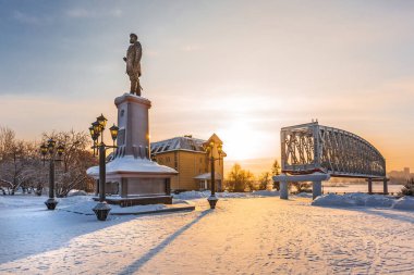 Novosibirsk, Batı Sibirya, Rusya Federasyonu-Ocak 2, 2019: Rusya İmparator Alexander üçüncü karlı kış setin Ob nehrin anıt