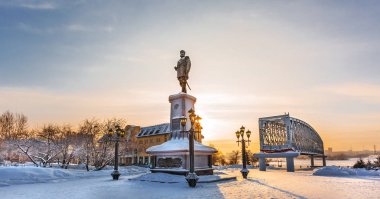 Novosibirsk, Batı Sibirya, Rusya Federasyonu-Ocak 2, 2019: Rusya İmparator Alexander üçüncü karlı kış setin Ob nehrin anıt