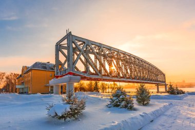 Novosibirsk, Batı Sibirya, Rusya Federasyonu-Ocak 2, 2019: ilk demiryolu köprüsü yapısını Ob Nehri üzerinde Span.