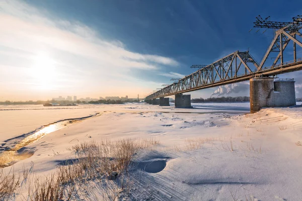 Novosibirsk Sibéria Ocidental Rússia Janeiro 2019 Ponte Ferroviária Cruzamento Curso — Fotografia de Stock