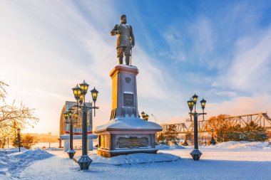 Novosibirsk, Batı Sibirya, Rusya Federasyonu-Ocak 2, 2019: Rusya İmparator Alexander üçüncü karlı kış setin Ob nehrin anıt