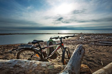 OB nehir, Novosibirsk bölgesi, Batı Sibirya, Rusya Federasyonu-Ağustos 21, 2018: nehir kıyısında bisiklet
