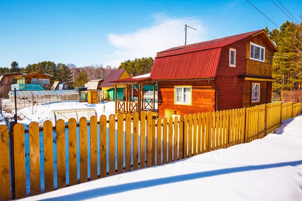 Загородный дом зимой. Западная Сибирь — стоковое фото