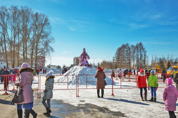 O feriado de Maslenitsa. A cidade de Berdsk, Sibéria Ocidental — Fotografia de Stock