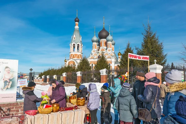 Den semester i Maslenitsa. The Cathedral, staden Berdsk, västra Sibirien — Stockfoto